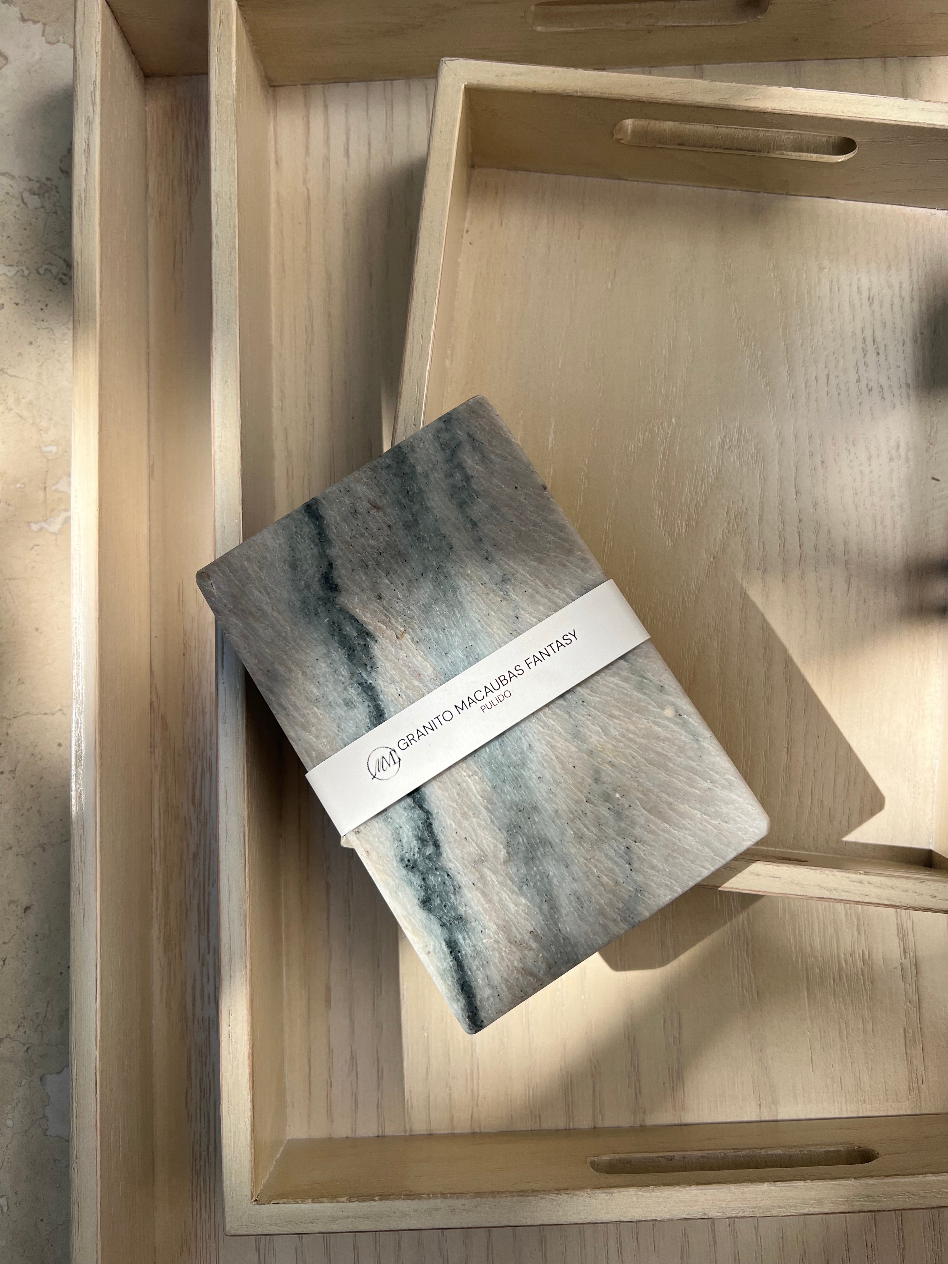 Set 3 bandejas multiusos color madera claro con tapetito personalizado