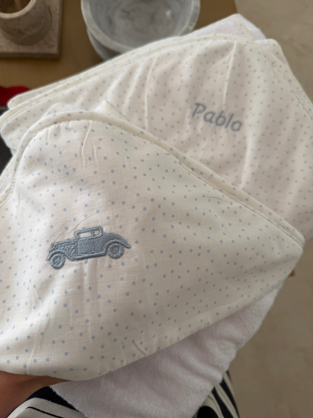 Toalla bebe puntitos + coche