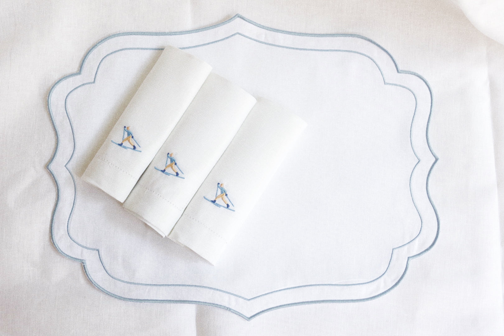 Individuales pico blancos con borde azul